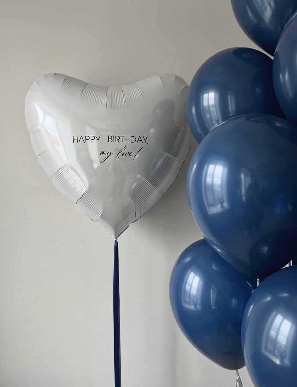 Personalizowany balon w kształcie serca na tle granatowych balonów